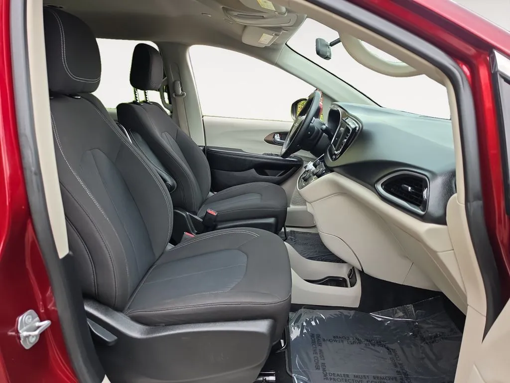 2021 Chrysler Voyager L - Photo 15