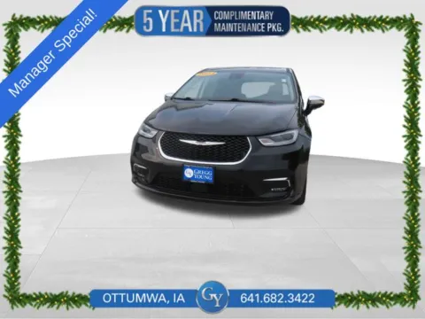 Black 2023 Chrysler Pacifica Hybrid Limited for sale in Ottumwa, IA
