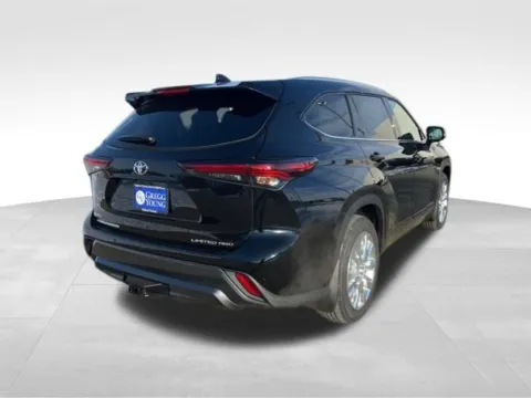 More photos of 2026 Toyota Highlander at Gregg Young Toyota of Ottumwa, IA