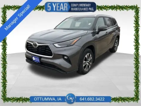 Gray 2023 Toyota Highlander XLE for sale in Ottumwa, IA