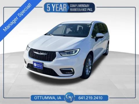 White 2023 Chrysler Pacifica Touring L for sale in Ottumwa, IA