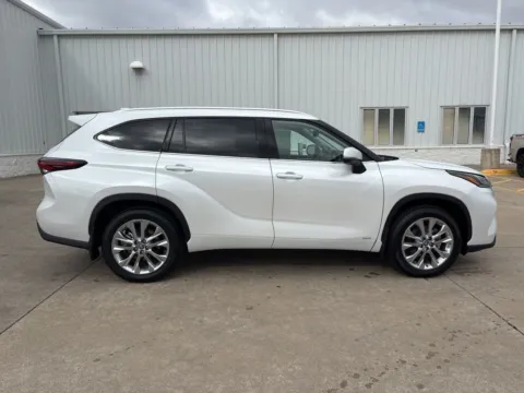 More photos of 2026 Toyota Highlander Hybrid Limited at Gregg Young Toyota of Columbus, NE