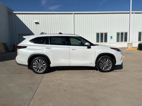 More photos of 2026 Toyota Highlander Hybrid Platinum at Gregg Young Toyota of Columbus, NE