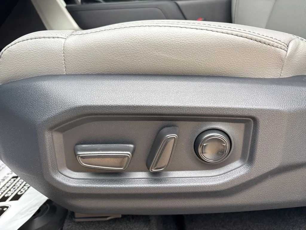 2026 Toyota Tundra Limited - Photo 17