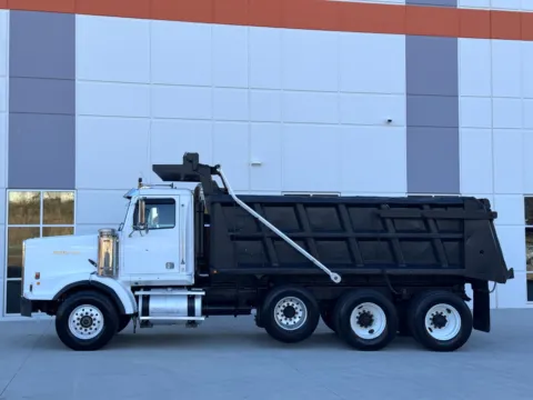 More photos of 2000 WESTERN STAR 4900 at Forge Truck Centers - South Carolina, SC