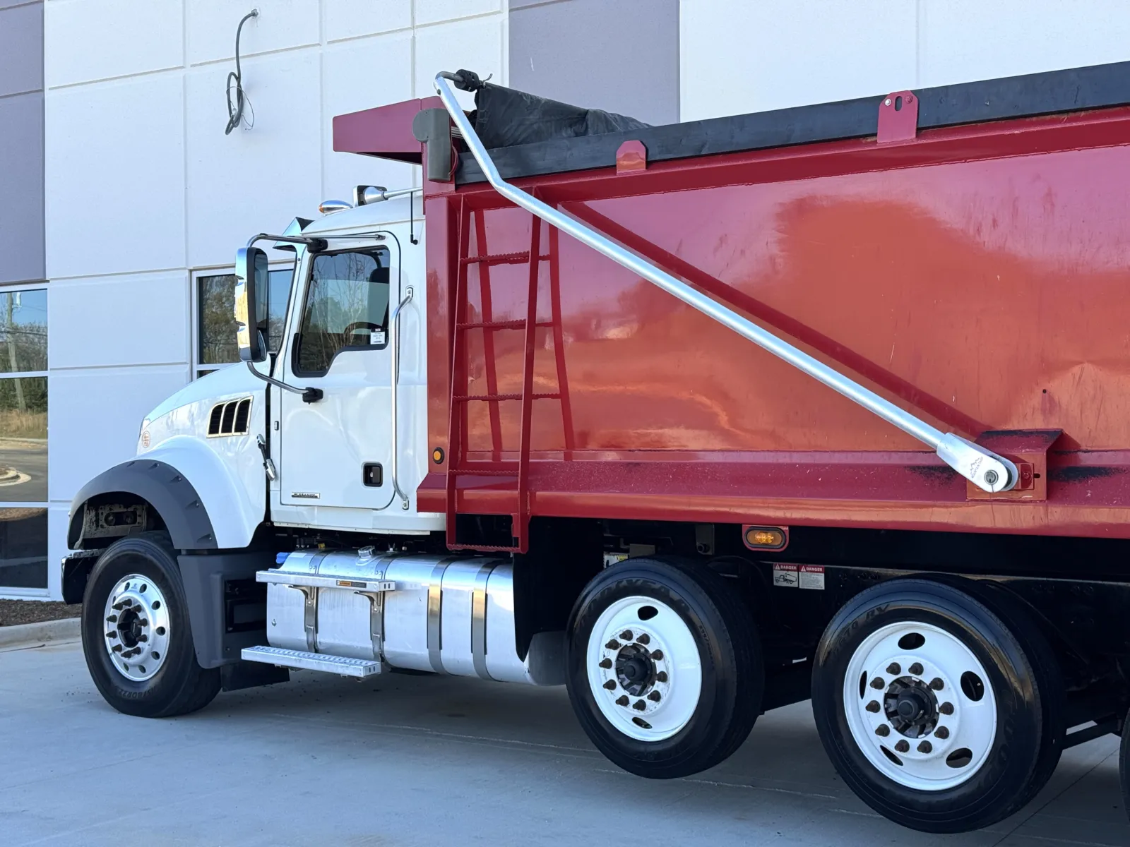 2022 Mack Granite - image 9