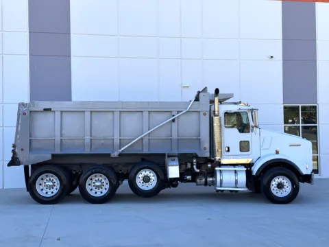 More photos of 2006 KENWORTH T800 at Forge Truck Centers - South Carolina, SC