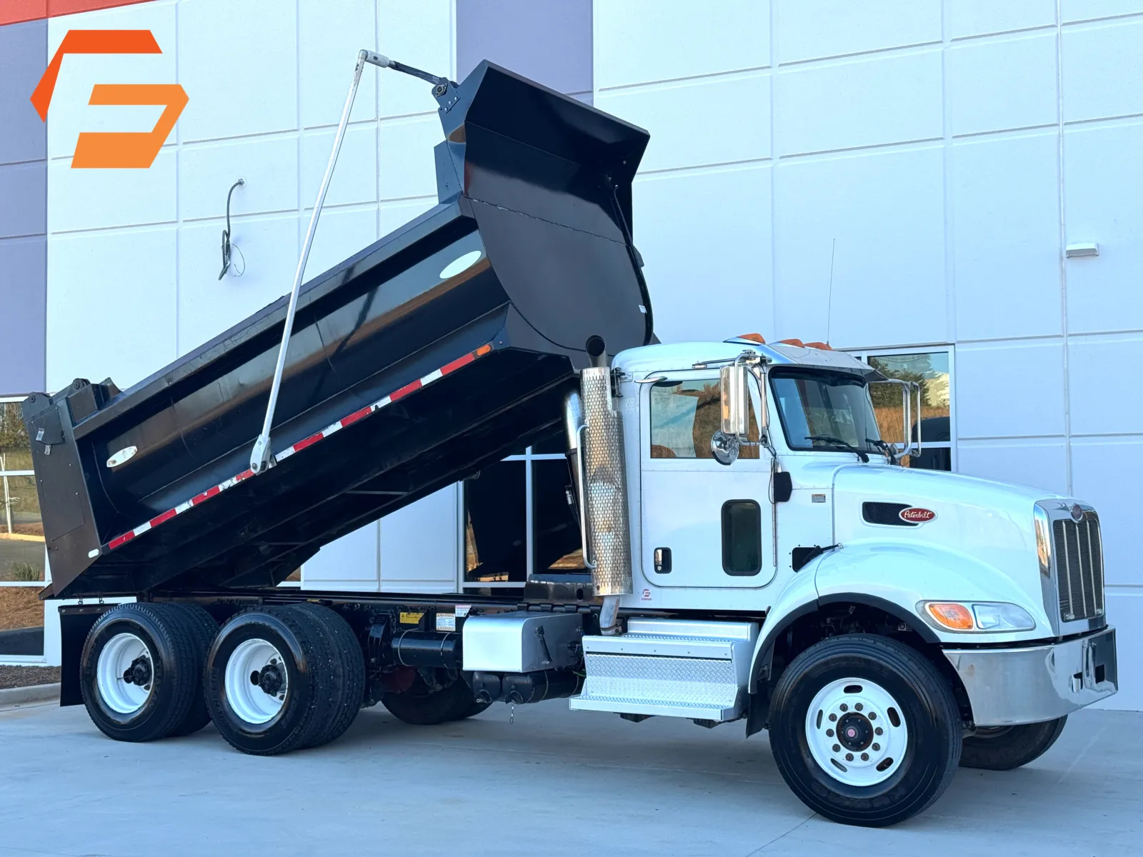 2018 Peterbilt 348 - image 1