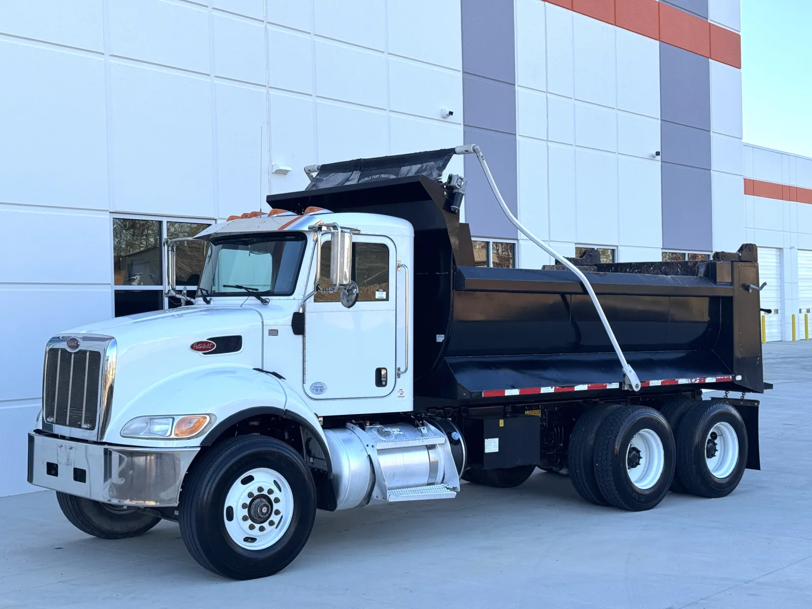 2018 Peterbilt 348 - image 3