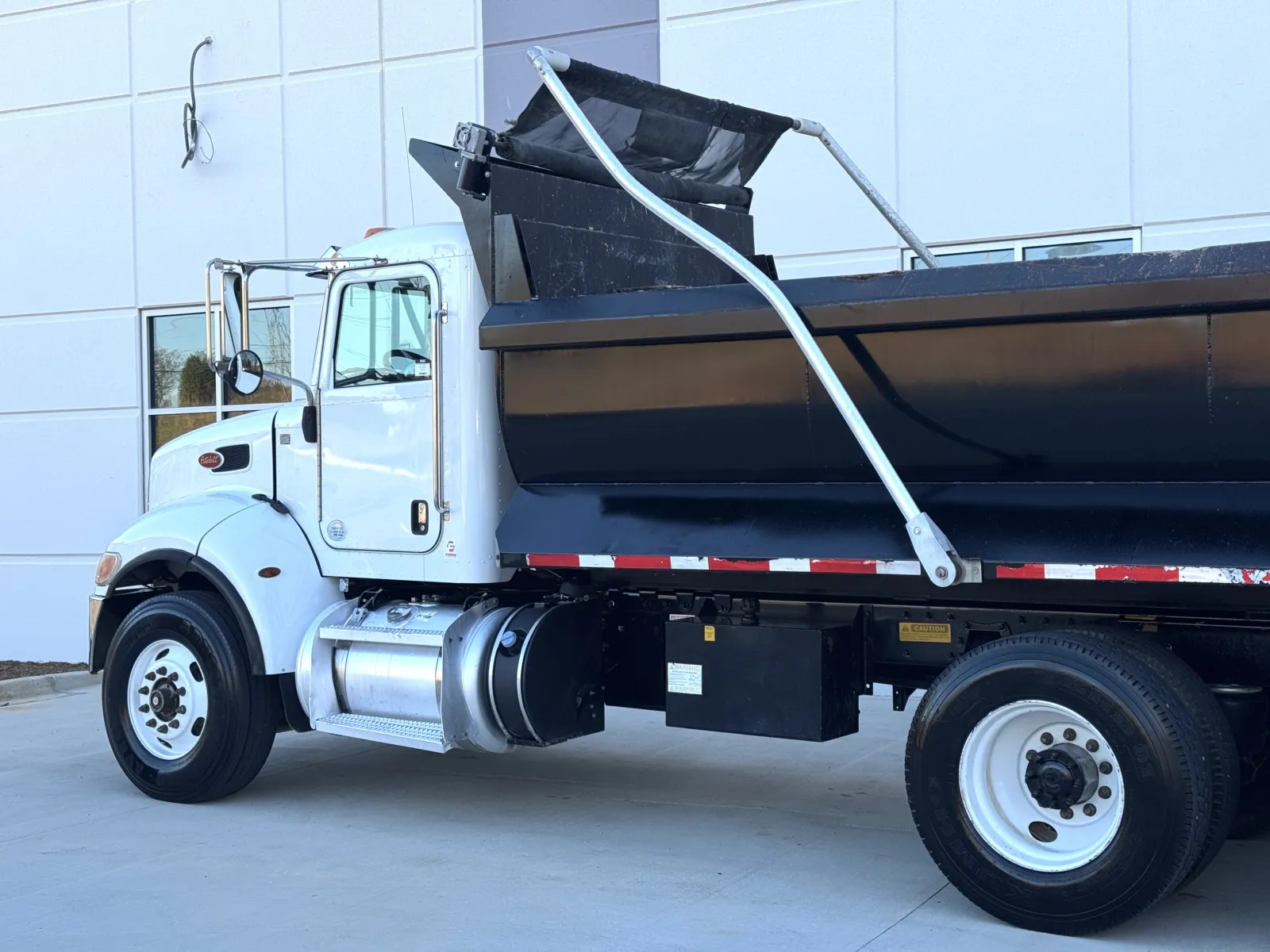 2018 Peterbilt 348 - image 9