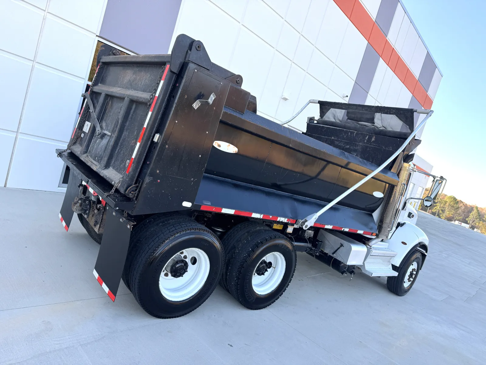 2018 Peterbilt 348 - image 12