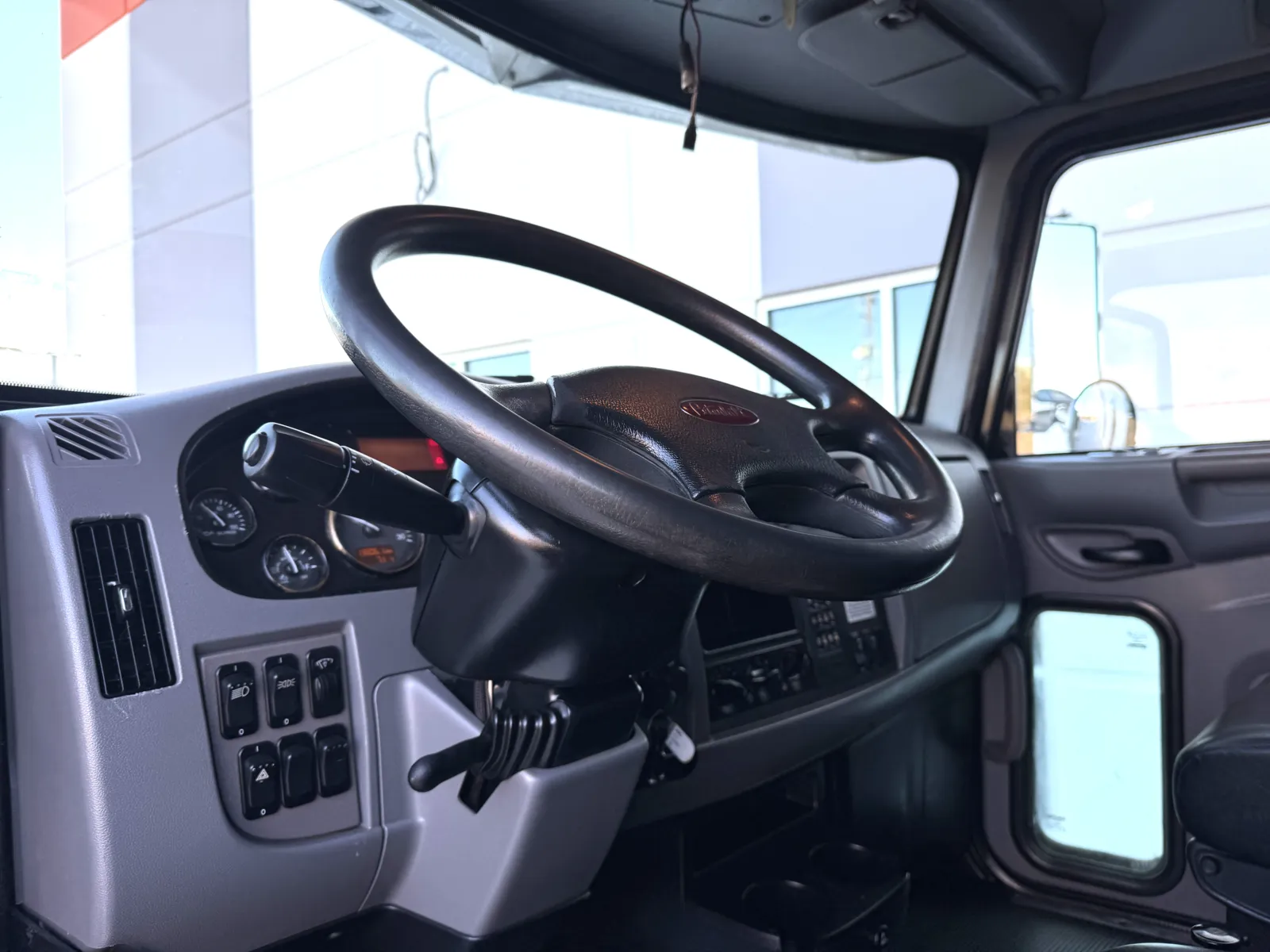 2018 Peterbilt 348 - image 16