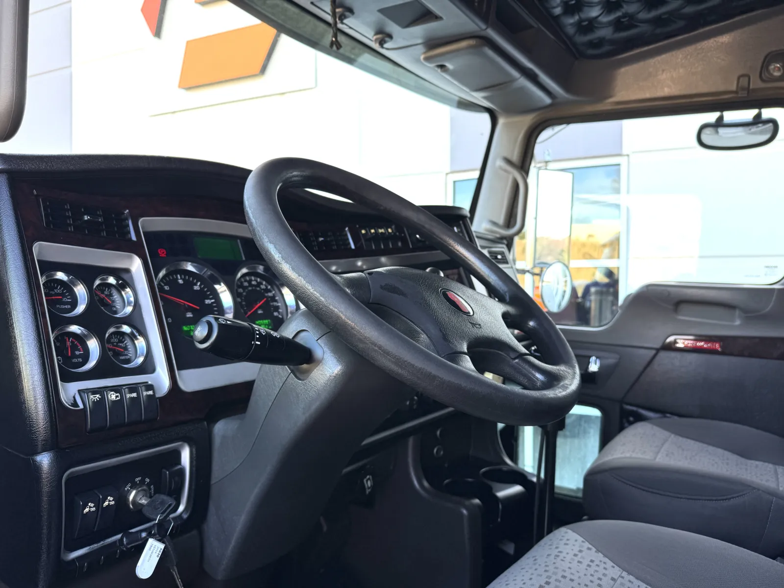 2014 Kenworth T800 - image 14