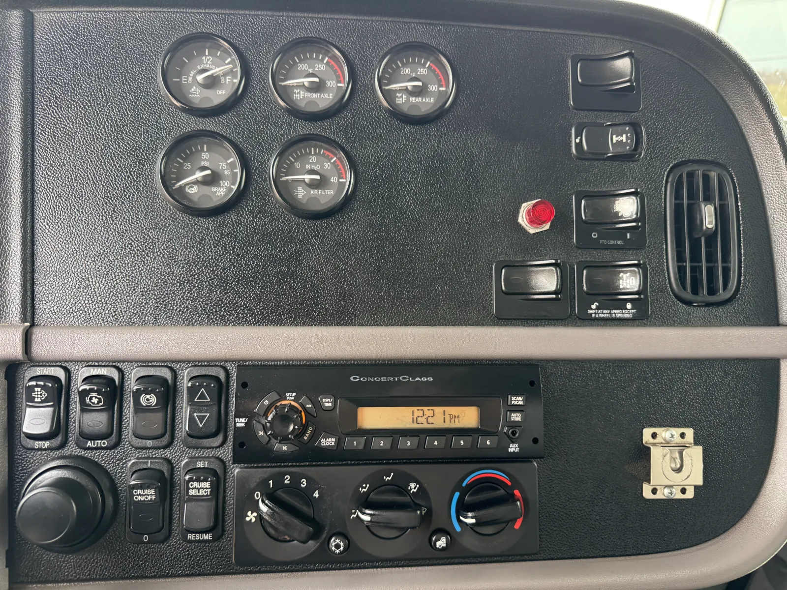 2013 Peterbilt 365 - image 19