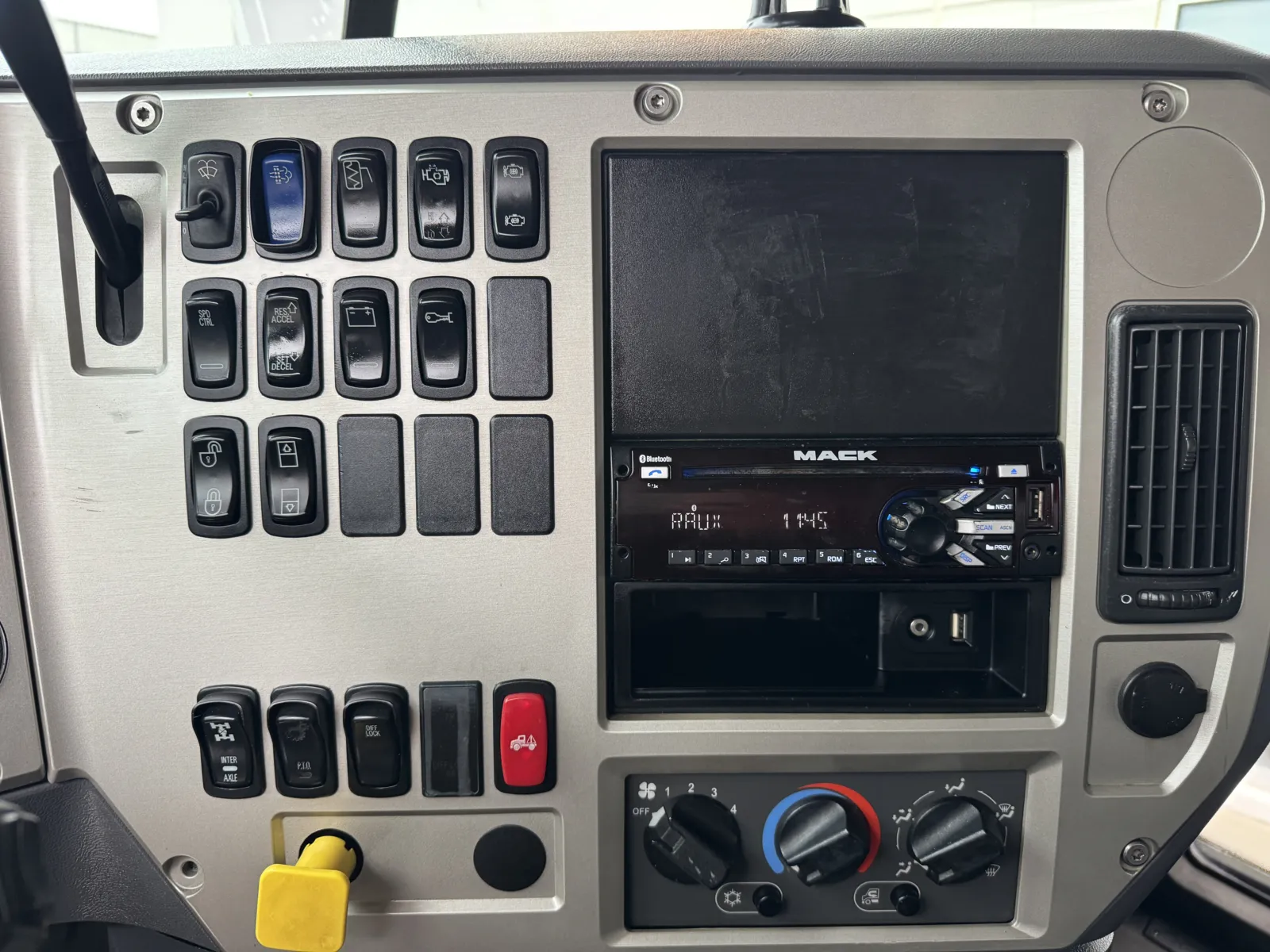 2015 Mack - image 19