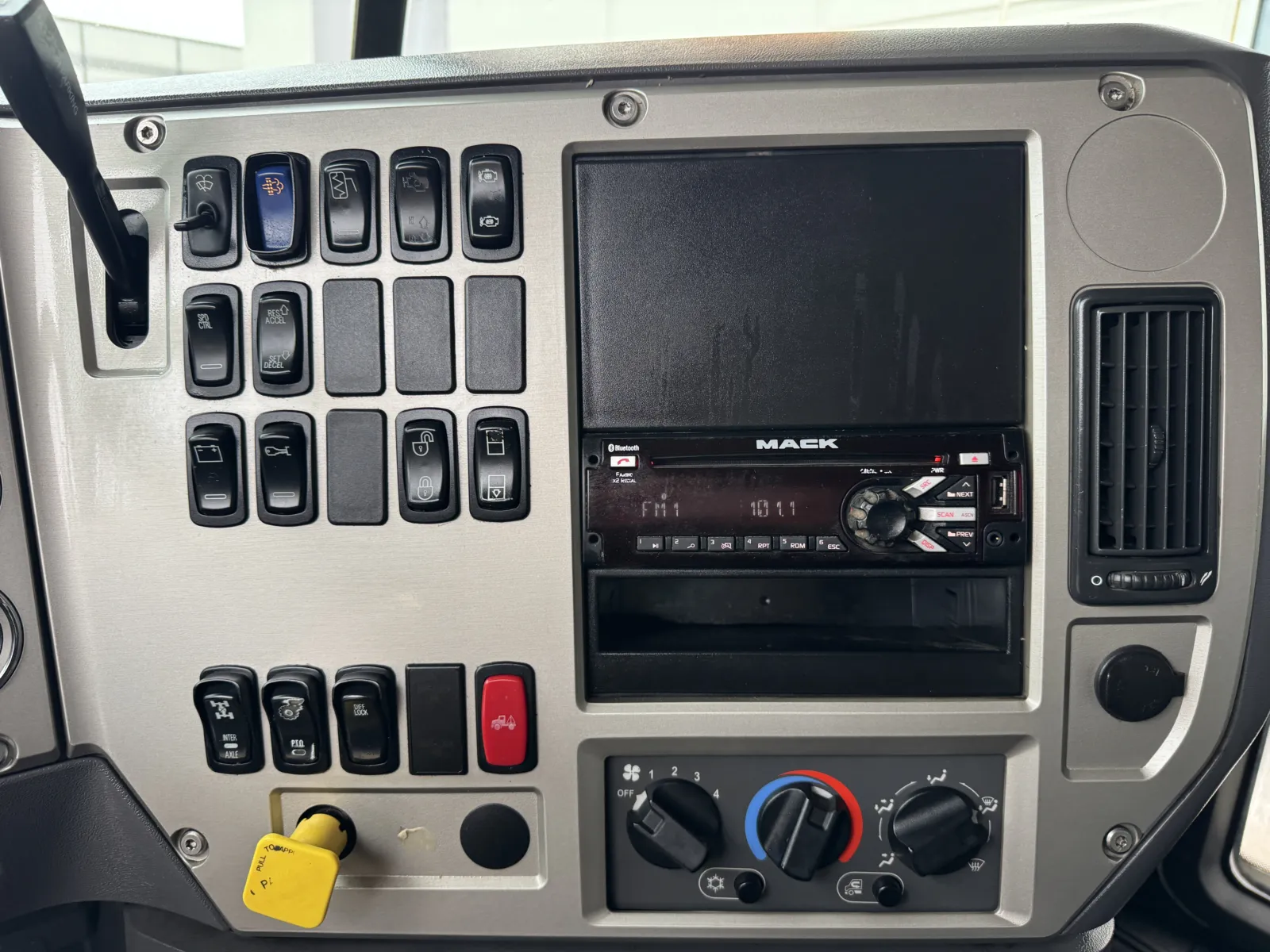 2016 Mack - image 19