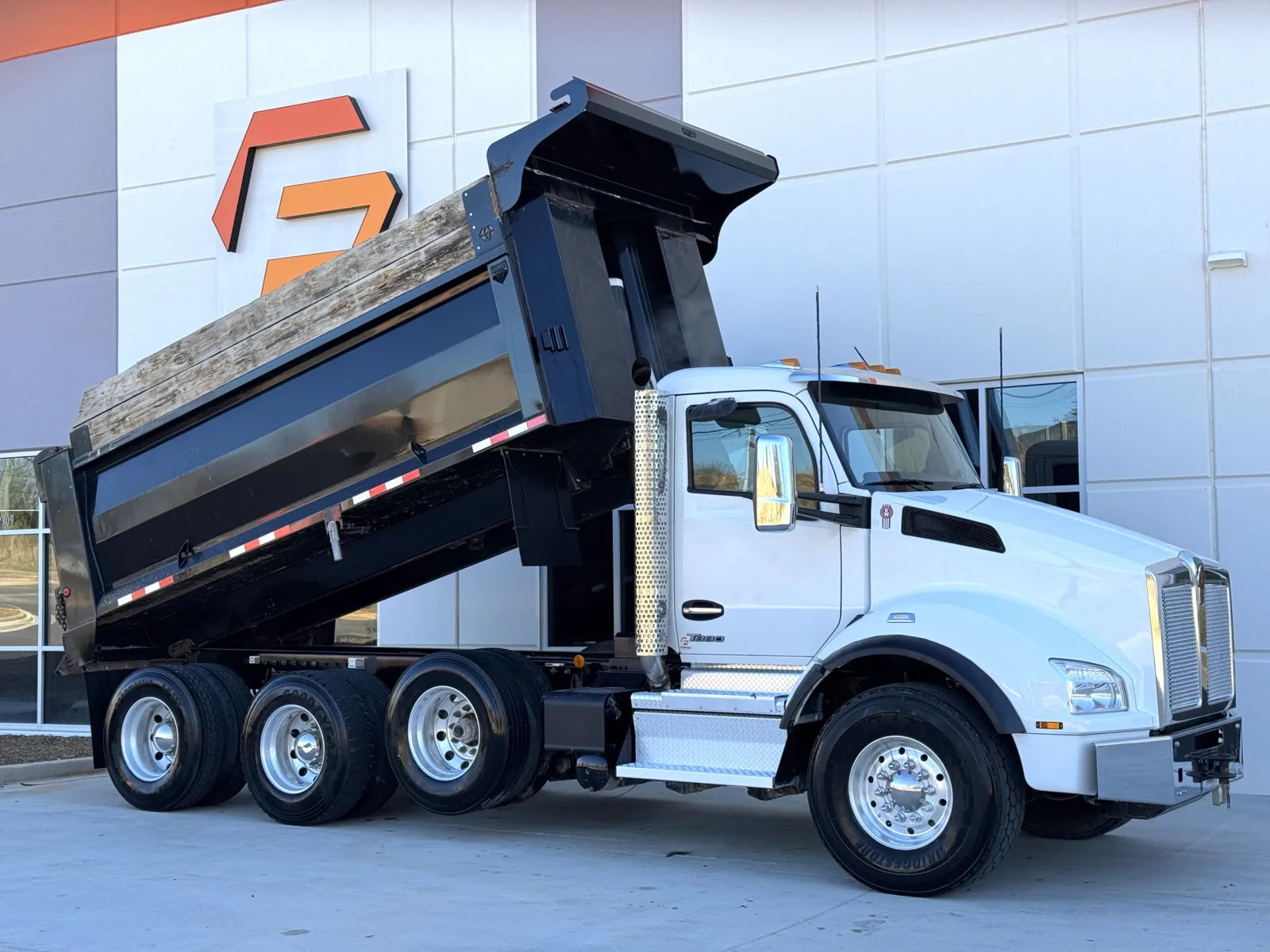 2023 Kenworth T880 - image 1