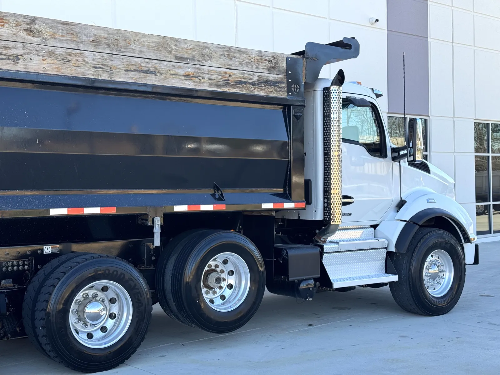 2023 Kenworth T880 - image 8