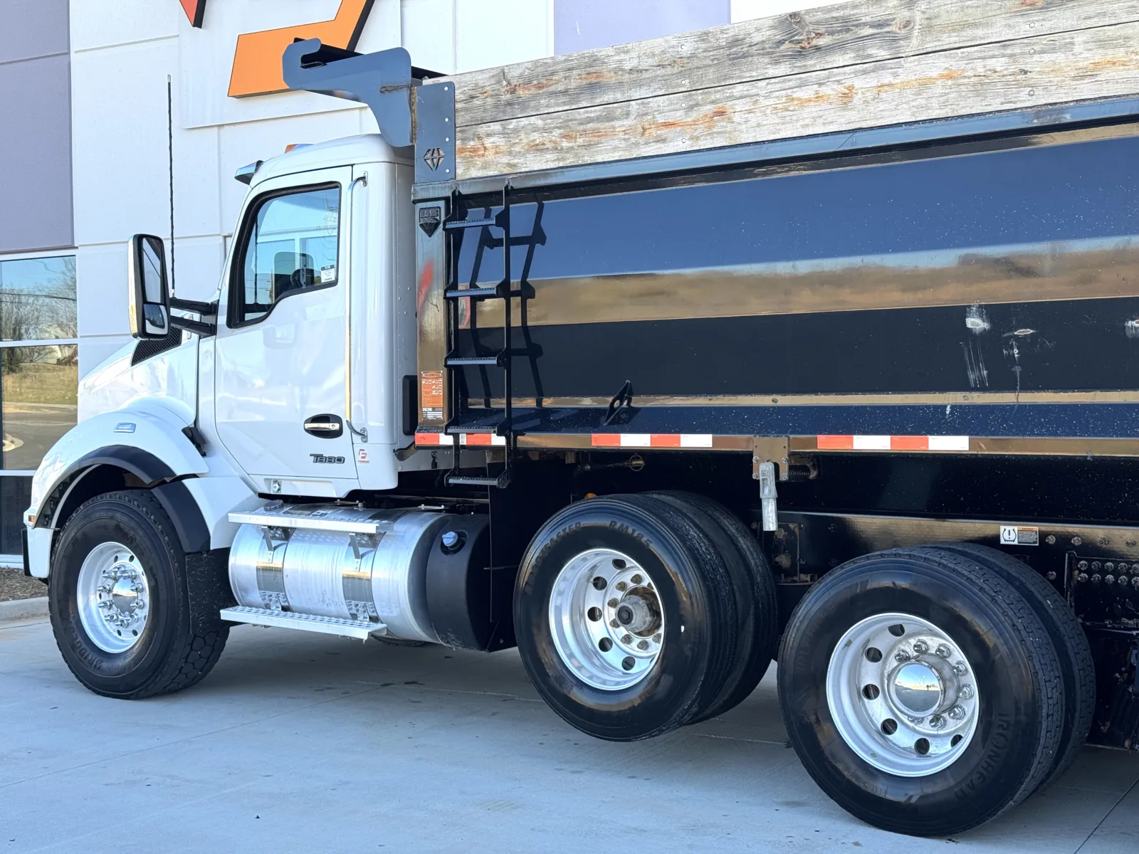 2023 Kenworth T880 - image 9