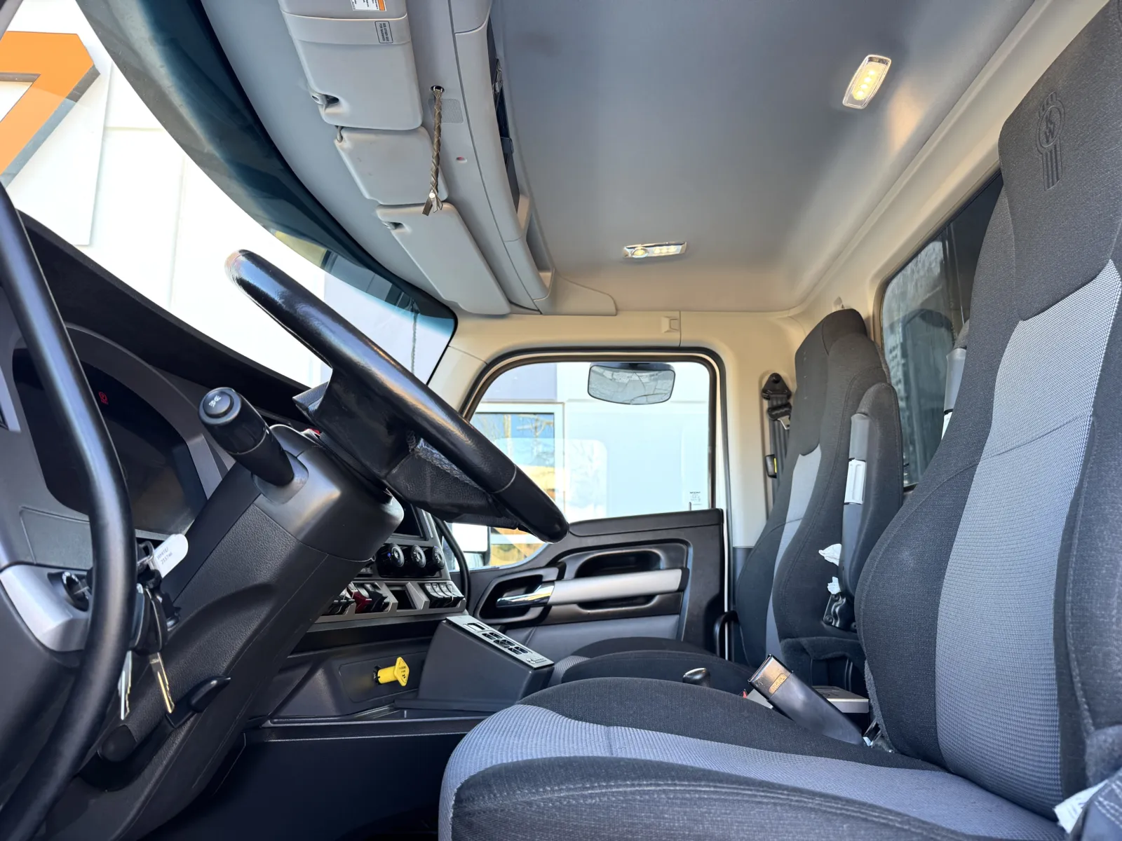 2023 Kenworth T880 - image 15