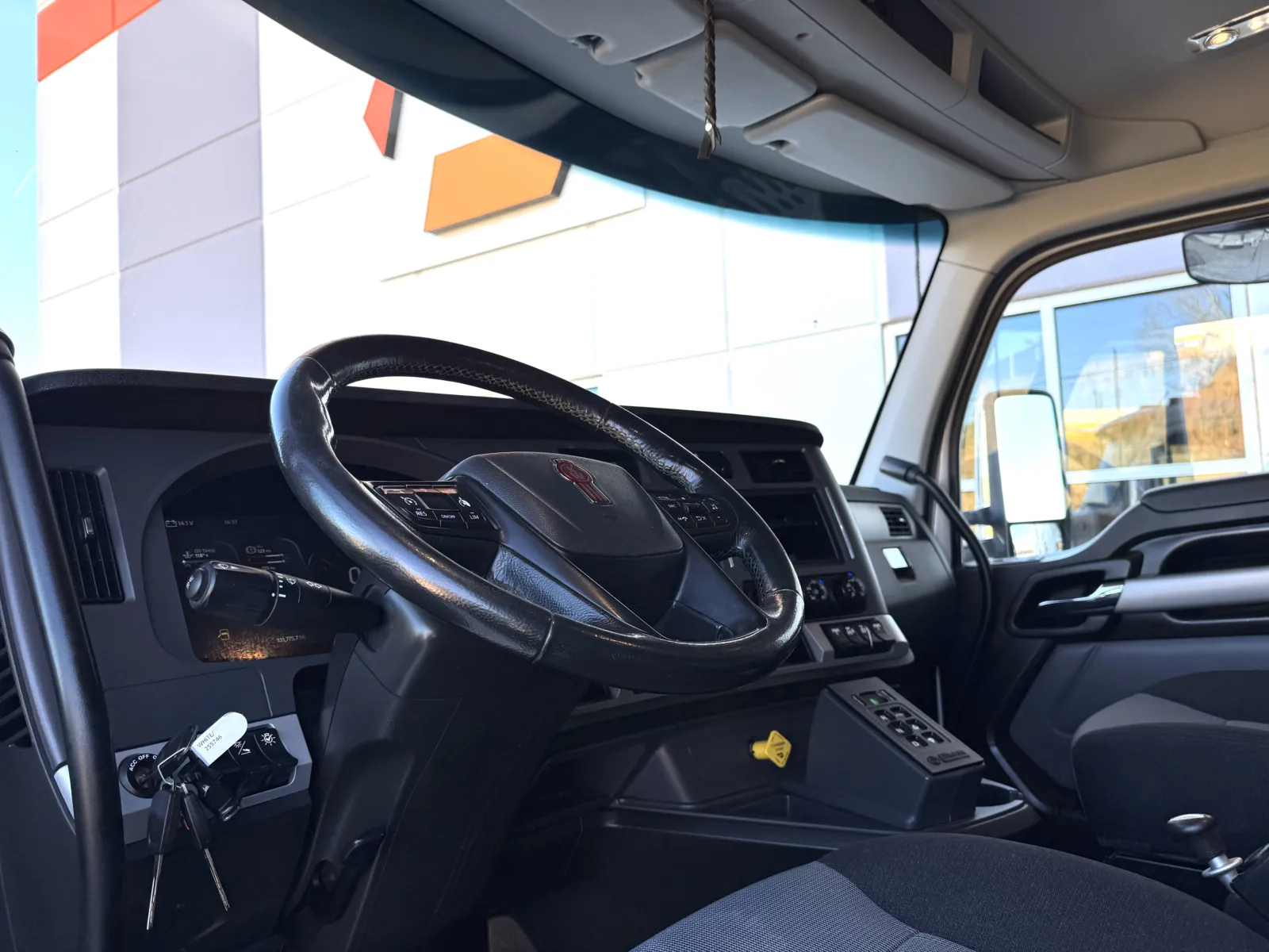 2023 Kenworth T880 - image 16