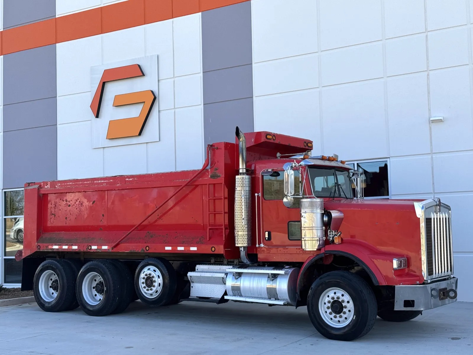 2004 Kenworth T800 - image 2