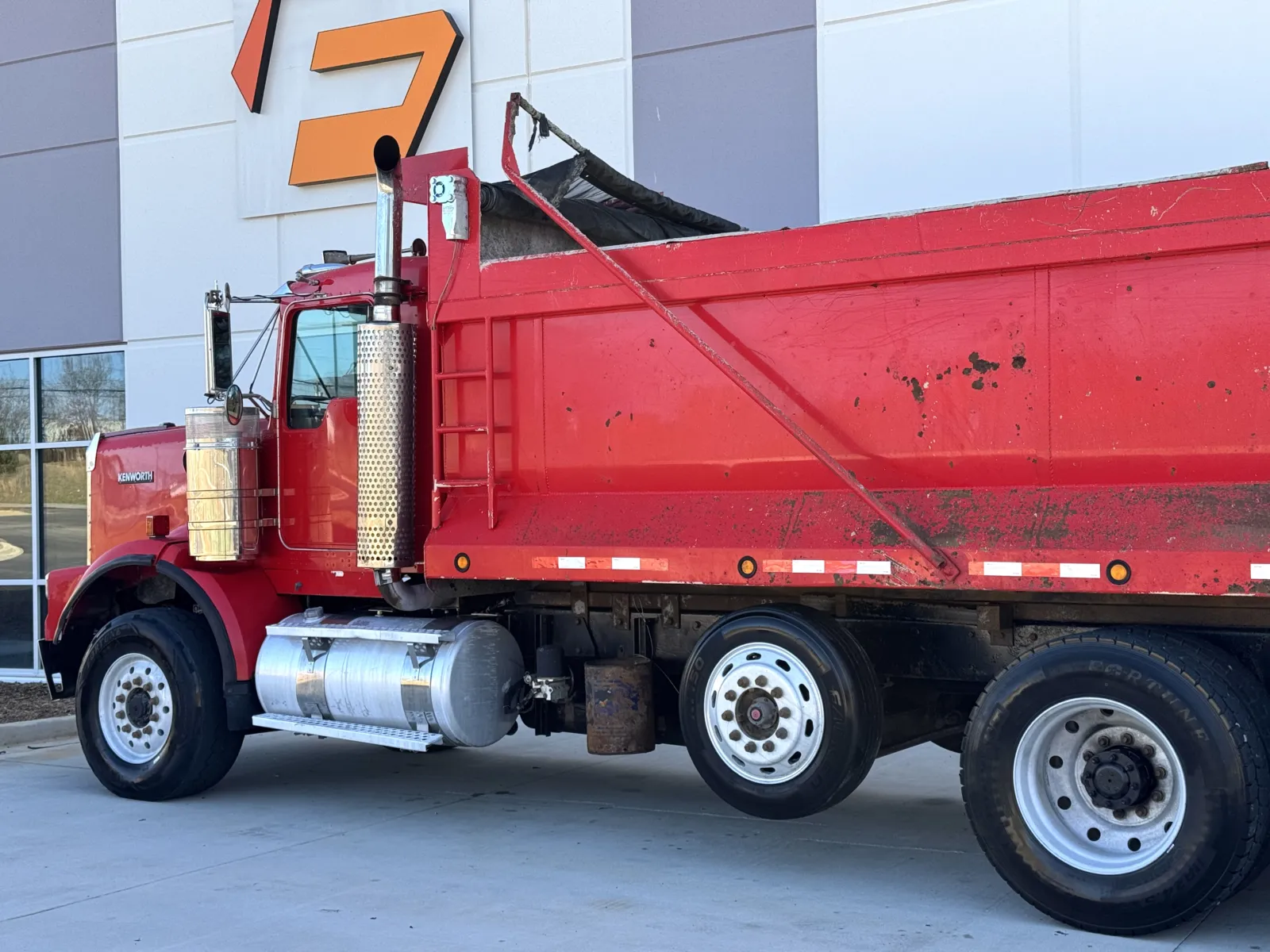 2004 Kenworth T800 - image 9