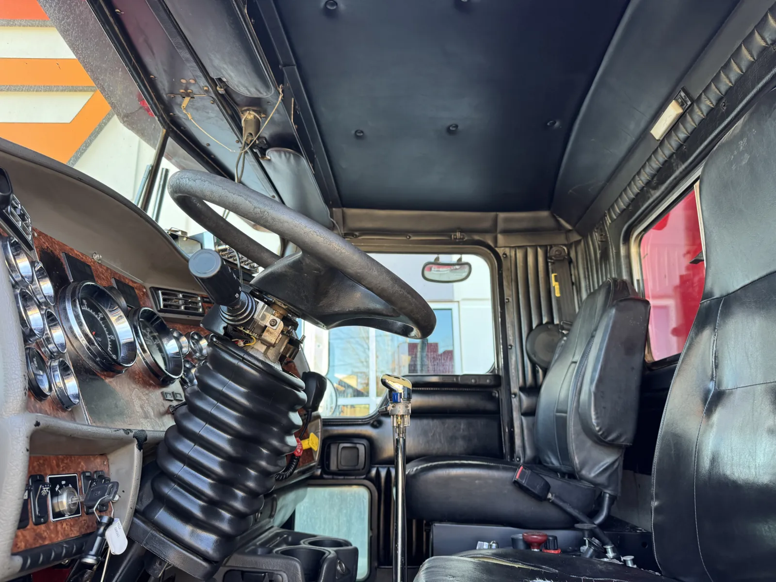 2004 Kenworth T800 - image 15