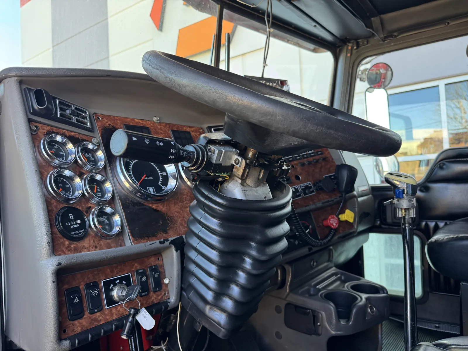 2004 Kenworth T800 - image 16