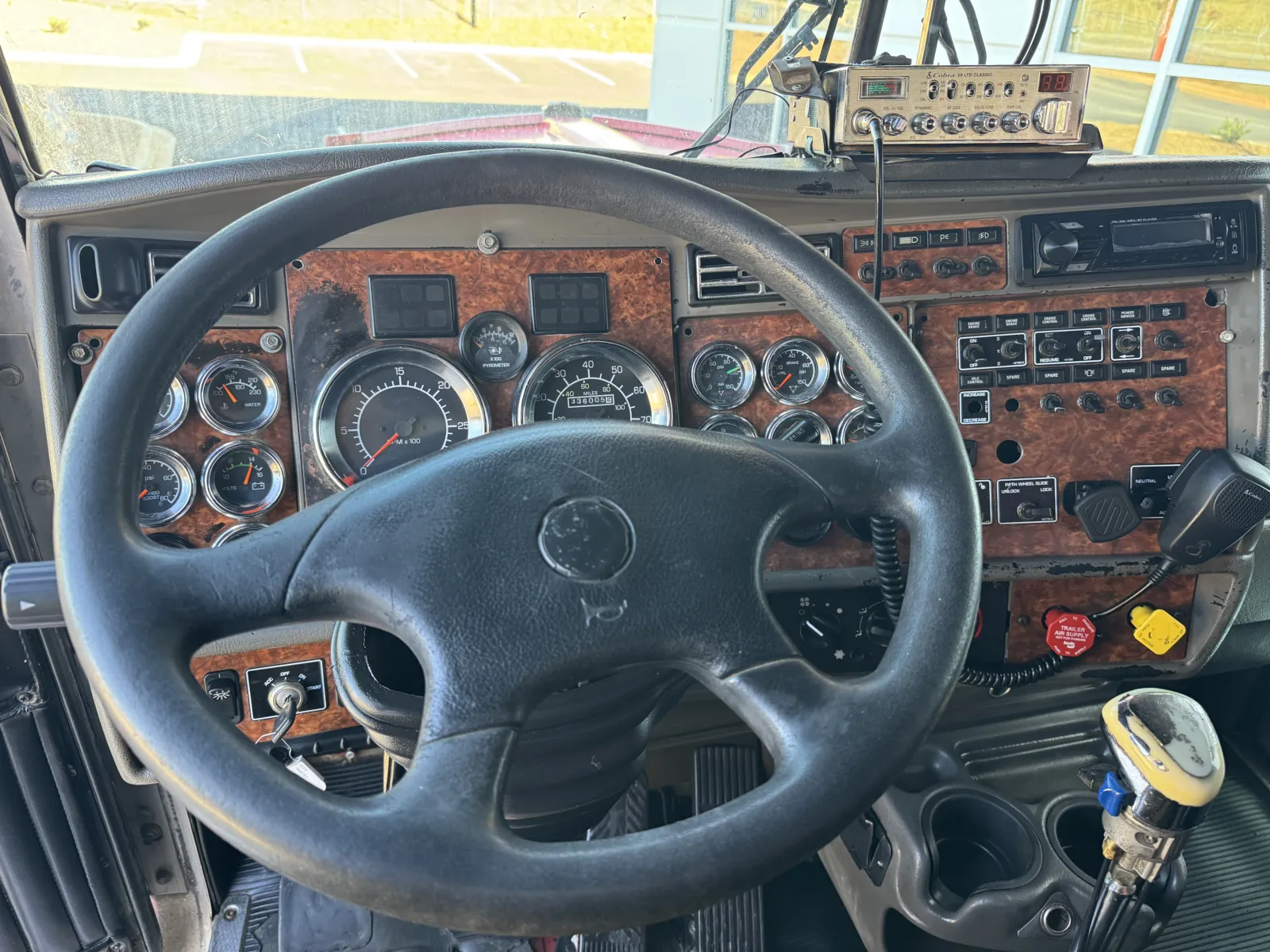 2004 Kenworth T800 - image 17