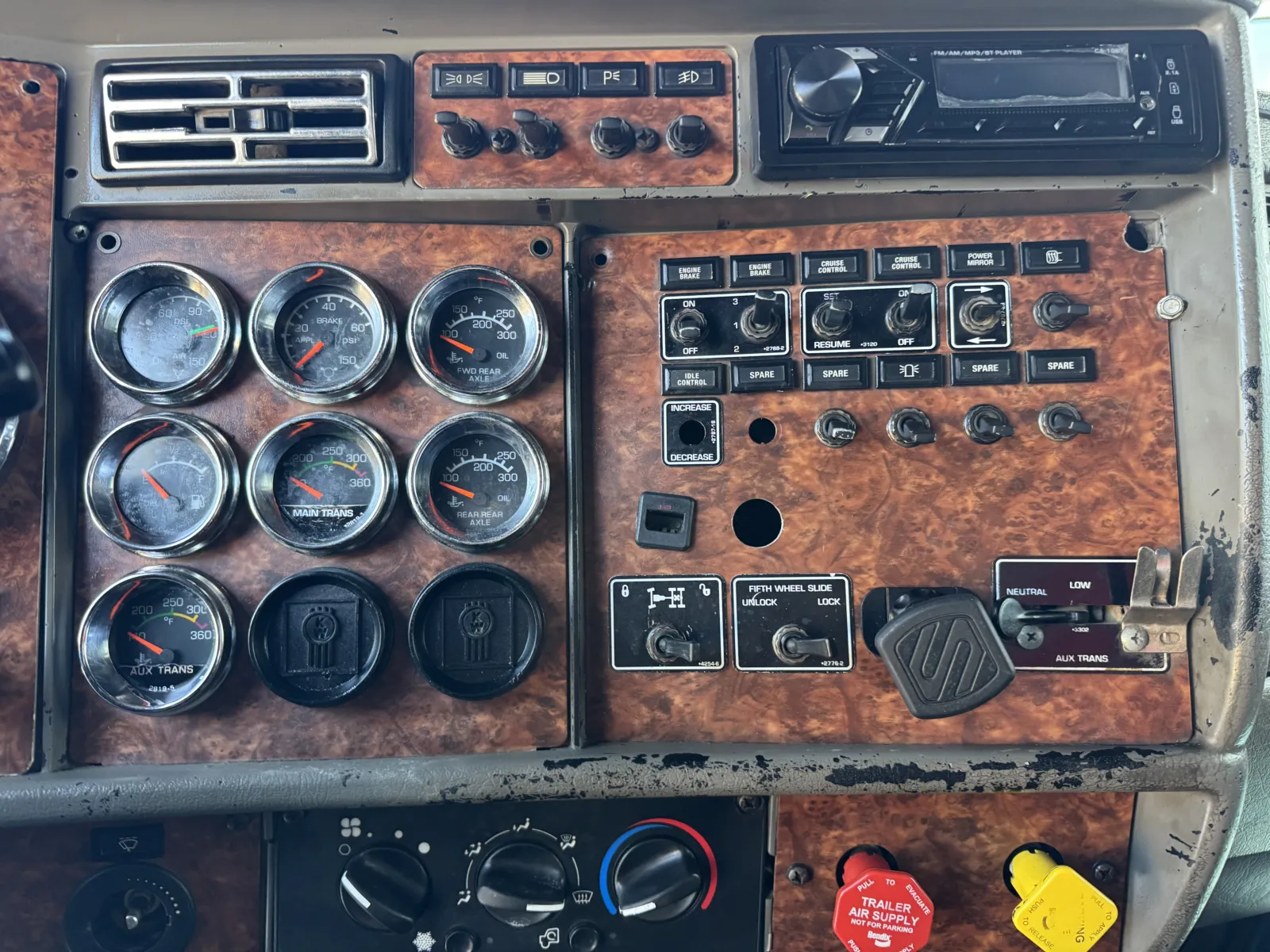 2004 Kenworth T800 - image 19