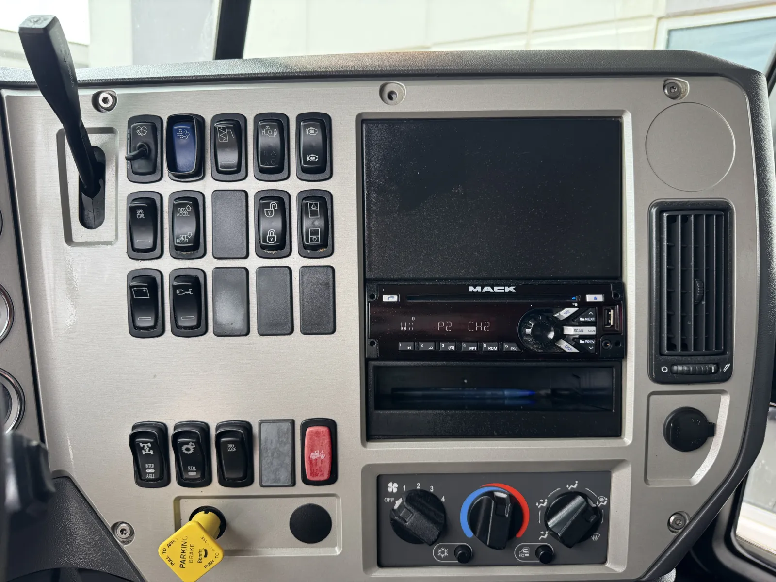 2016 Mack - image 19