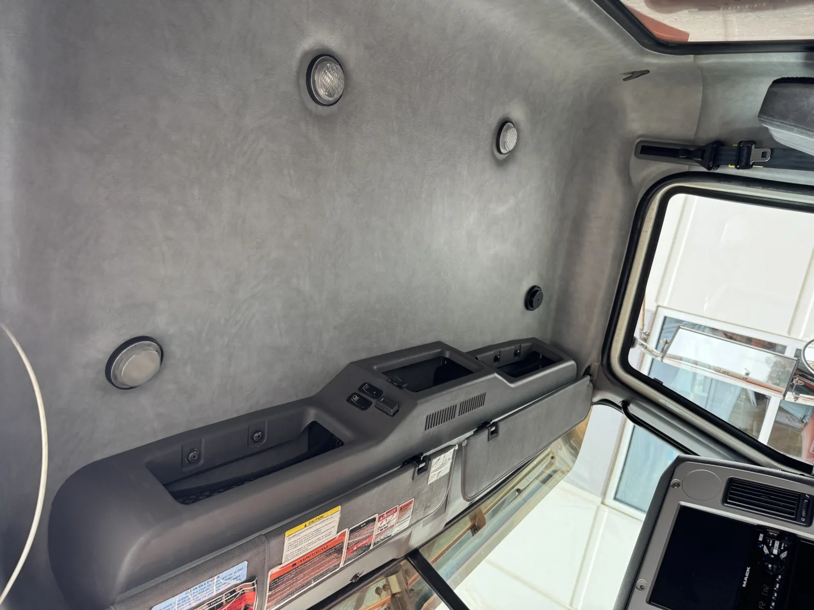 2016 Mack - image 22