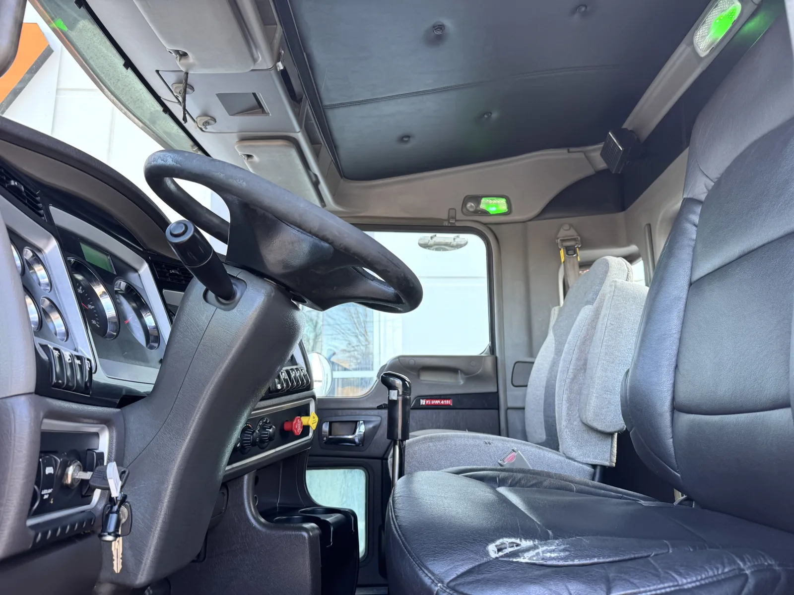 2012 Kenworth T800 - image 14