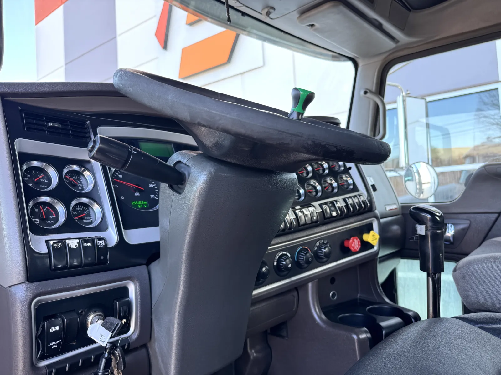 2012 Kenworth T800 - image 15