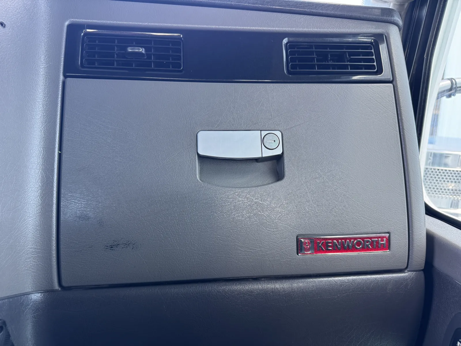2012 Kenworth T800 - image 19