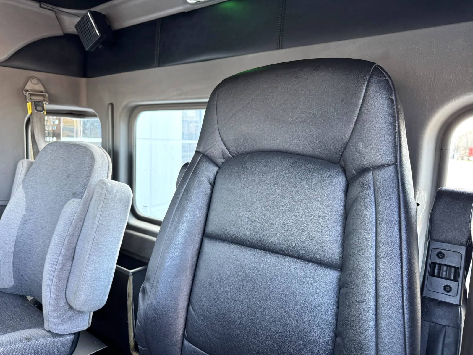 2012 Kenworth T800 - image 20