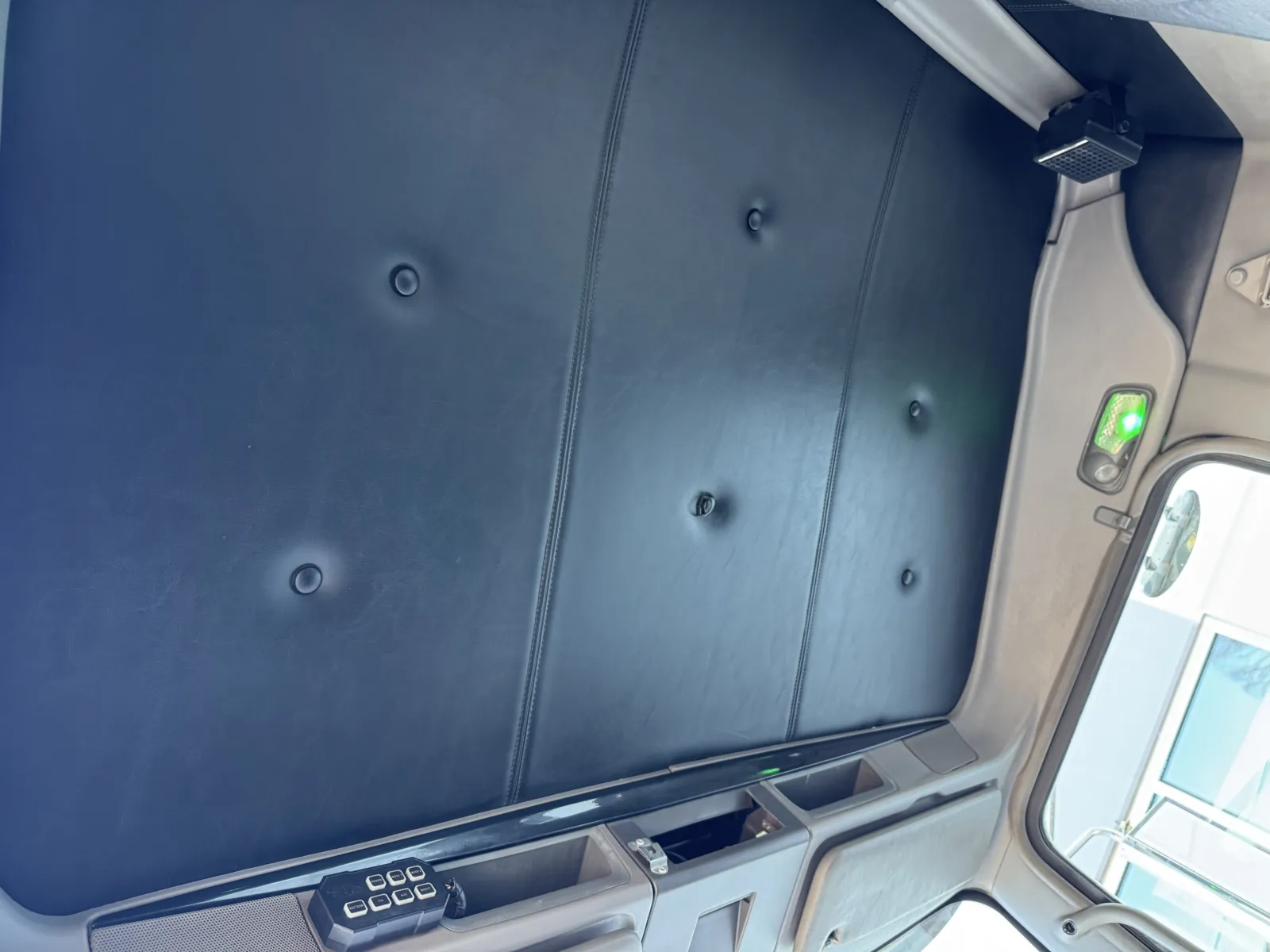 2012 Kenworth T800 - image 21