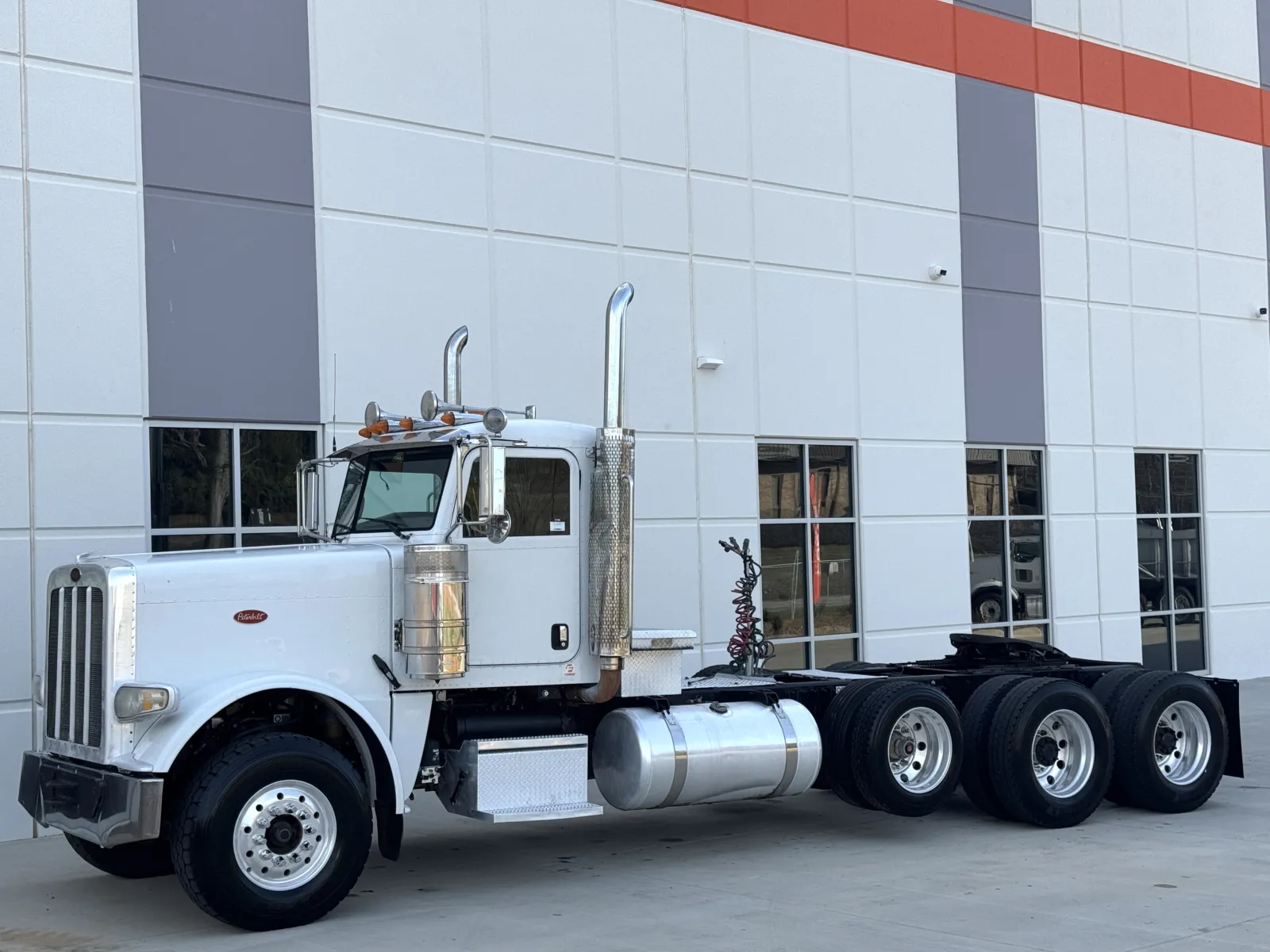 2011 Peterbilt - image 2
