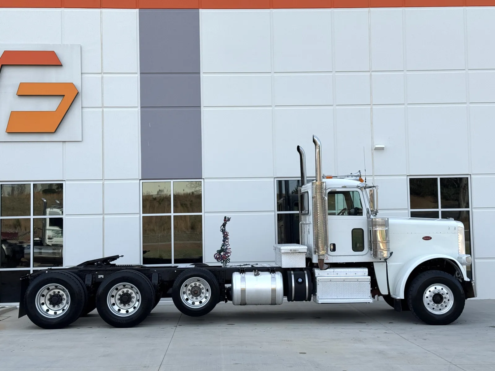 2011 Peterbilt - image 3