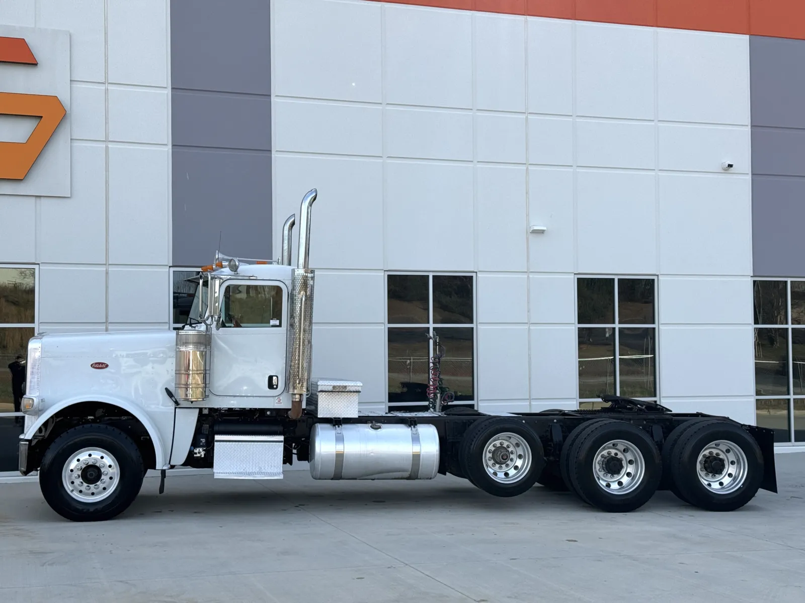 2011 Peterbilt - image 4