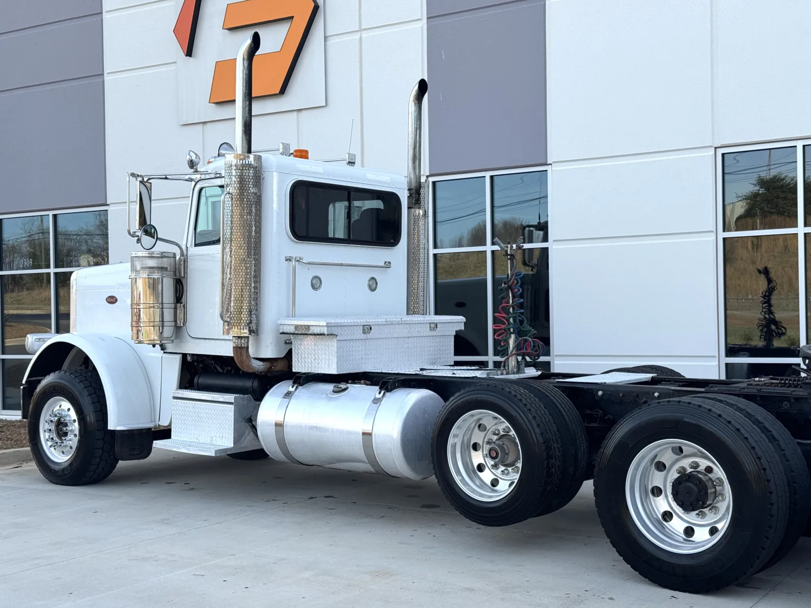 2011 Peterbilt - image 8