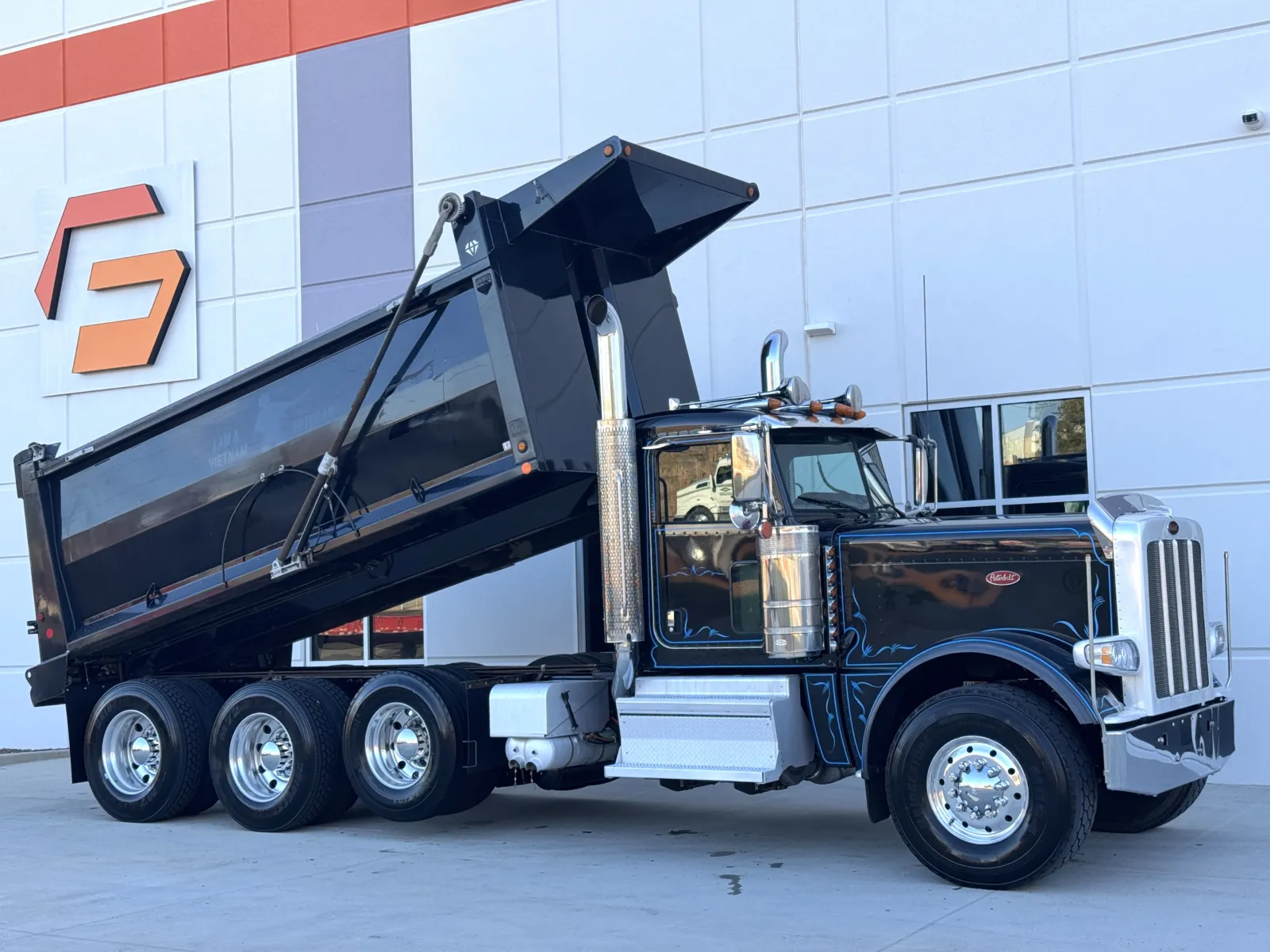 2022 Peterbilt 389 - image 1