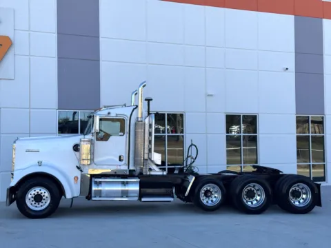 More photos of 2007 KENWORTH W900 at Forge Truck Centers - South Carolina, SC