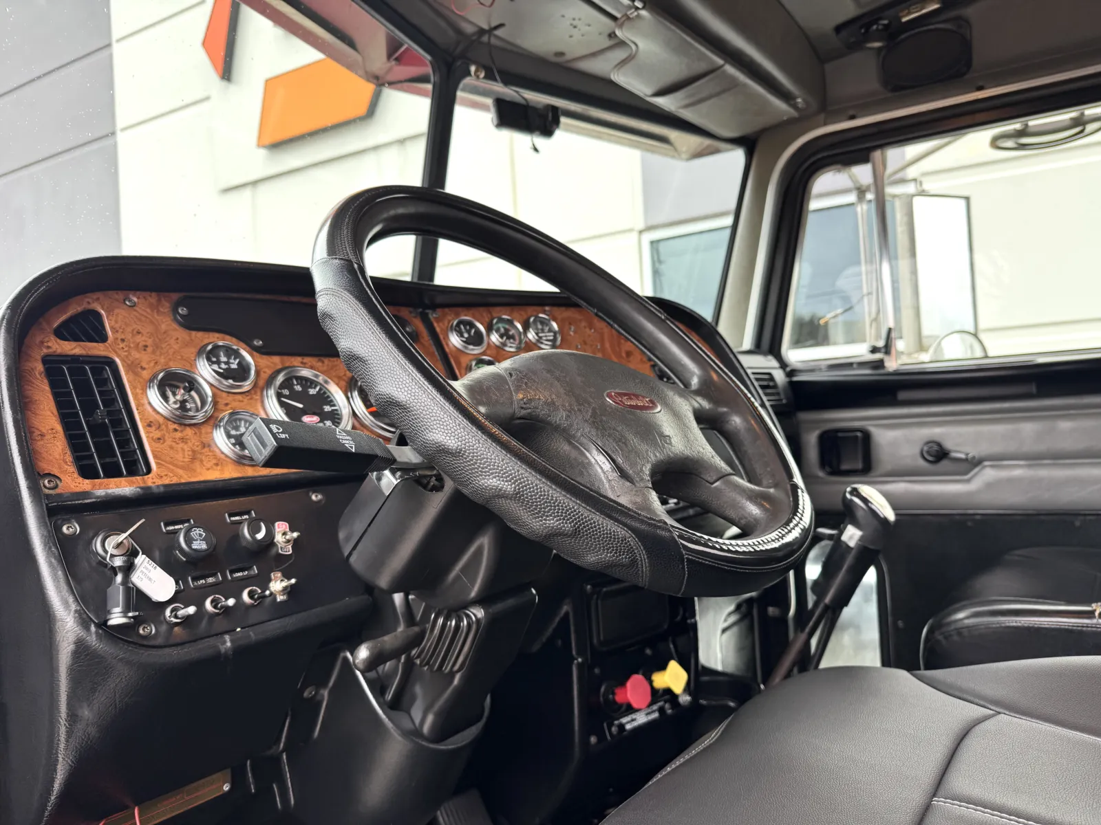 2003 Peterbilt - image 15