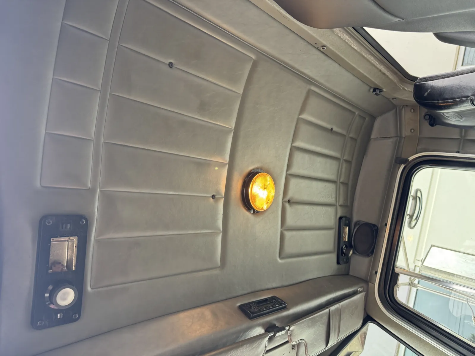 2003 Peterbilt - image 20