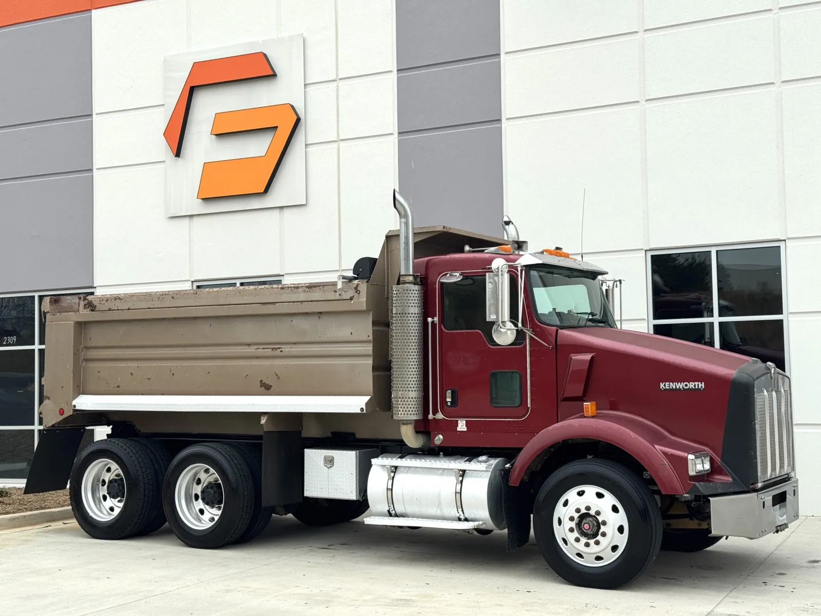 2004 Kenworth T800 - image 2