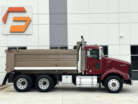 More photos of 2004 KENWORTH T800 at Forge Truck Centers - South Carolina, SC