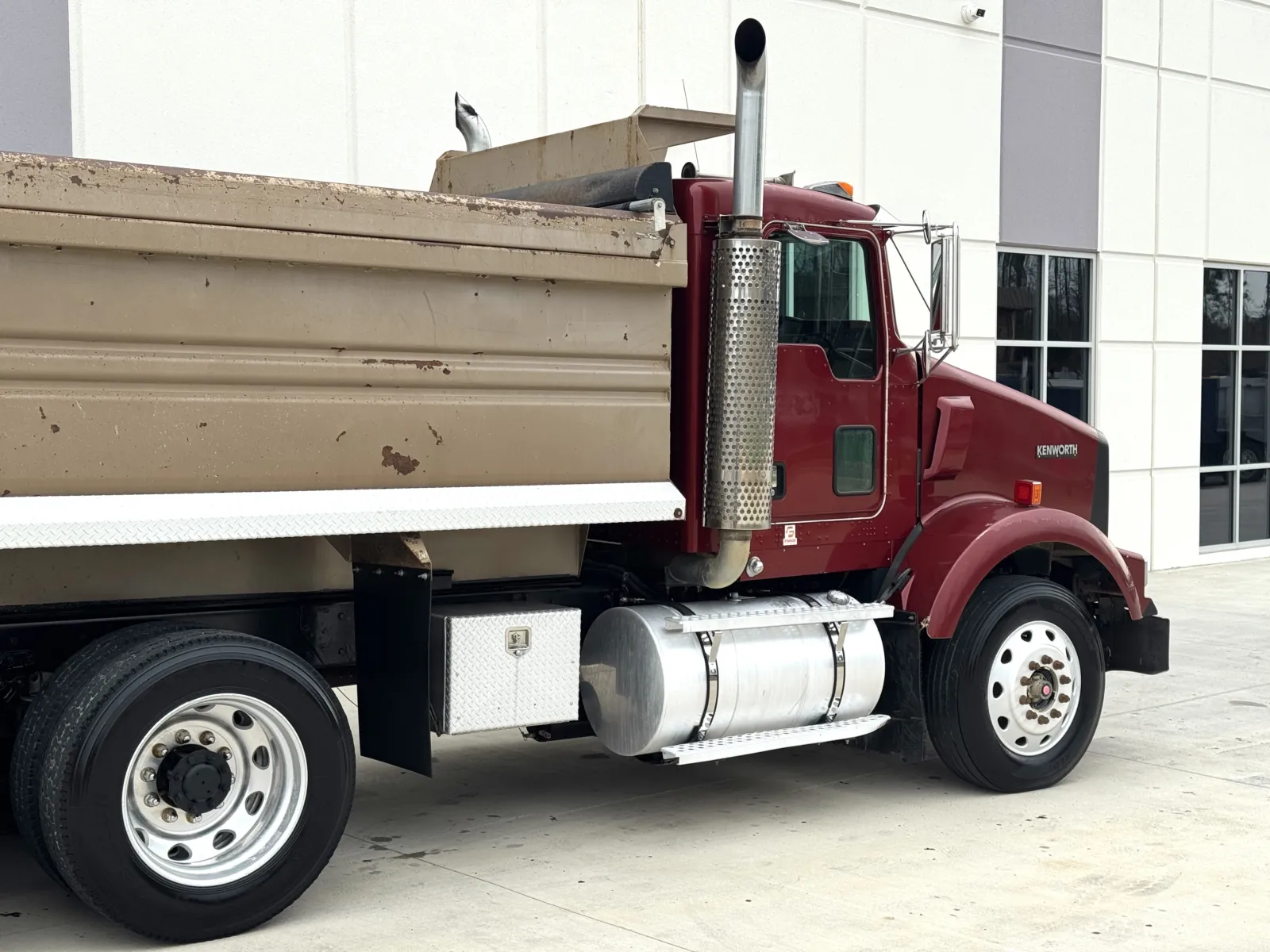 2004 Kenworth T800 - image 8