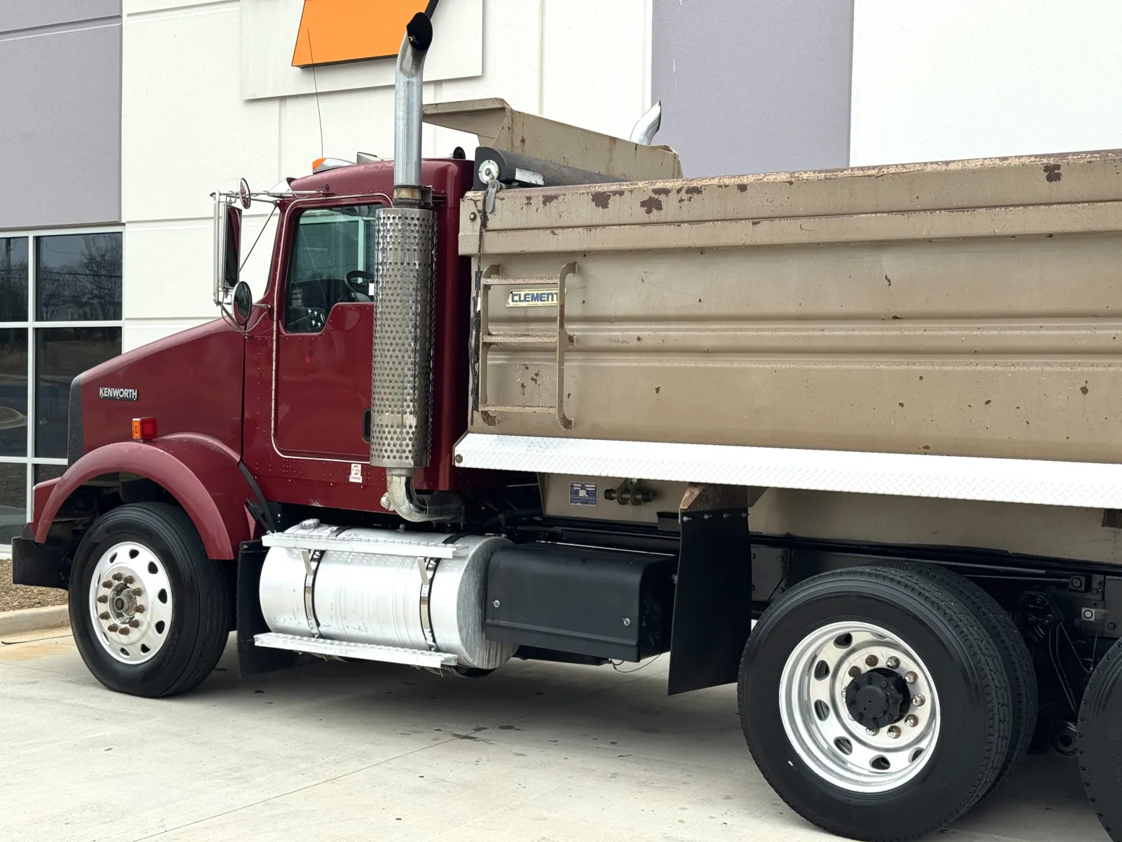 2004 Kenworth T800 - image 9